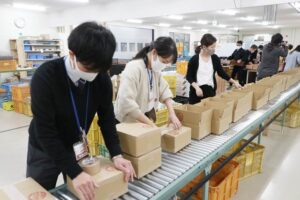 親元を離れた学生に届ける応援物資の箱詰め作業
