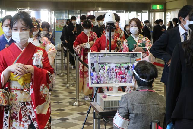 三条市成人式の入り口で検温や手指消毒を実施