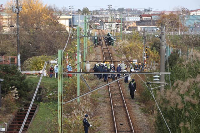 人身事故のあった野球場踏切。奥が燕駅、手前が燕三条駅方向