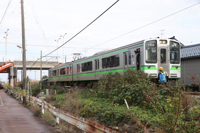 跨線橋を過ぎて停車した列車