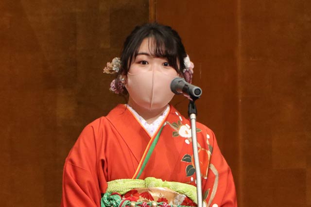 新成人代表で柴山さんが「二十歳の誓い」