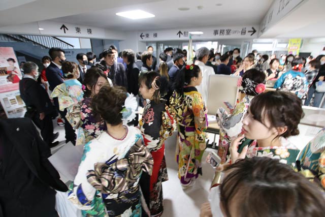 にぎわう三条市中央公民館ロビー