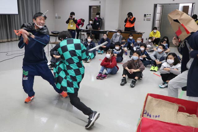 最後に炭次郎のコスプレで魔王を倒す寸劇