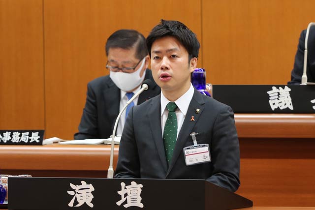 初めての所信表明を行う滝沢市長