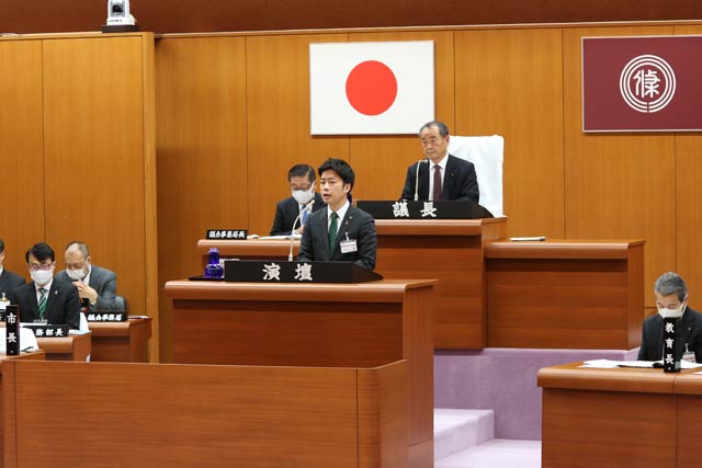 初めての所信表明を行う滝沢市長