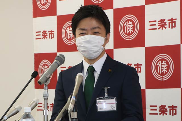 初めての定例記者会見の滝沢三条市長