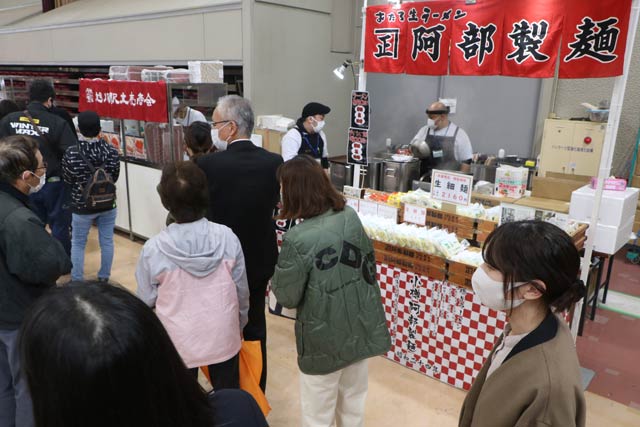 ランチタイムに行列ができる店も