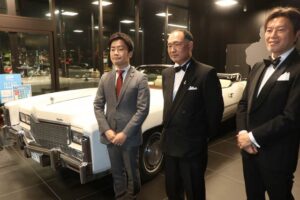 諏訪田製作所に設置されたジャイアント馬場さんの愛車キャデラックと左から滝沢三条市長、中條三条ジャイアント馬場倶楽部会長、小林諏訪田製作所社長