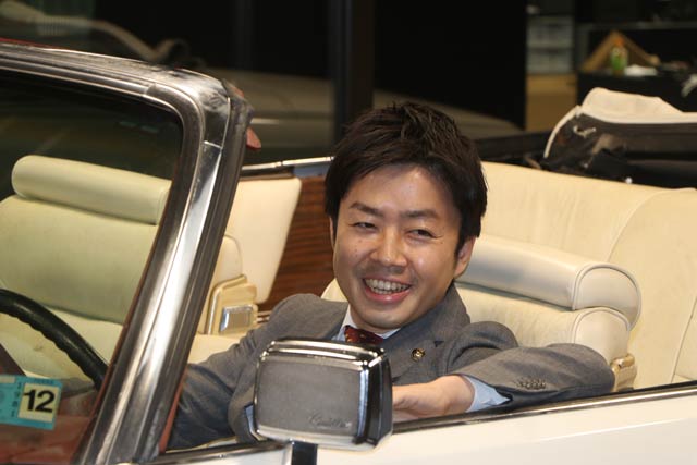 キャデラックに乗り込む滝沢市長