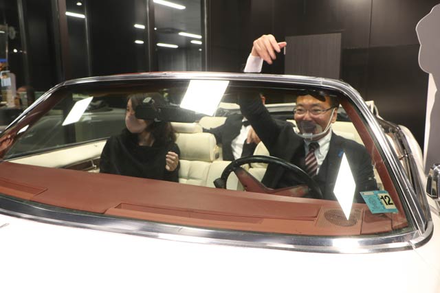 国定前三条市長夫婦もキャデラックに乗り込む