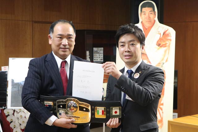 三条ジャイアント馬場倶楽部の中條会長(左)とその2代目名誉会長に就任した滝沢市長