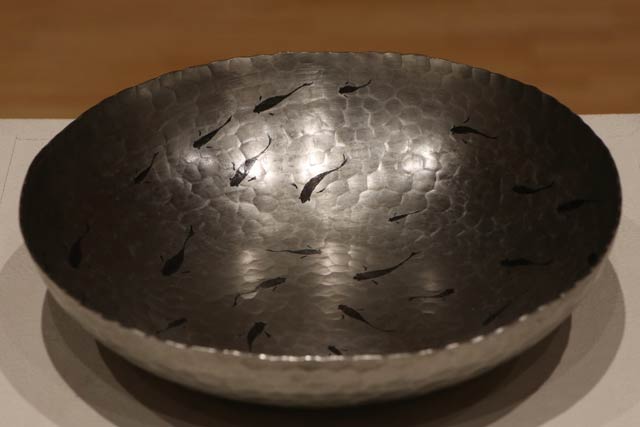 銅に錫（すず）を塗り錫を削って硫化仕上げでメダカを表現した鍛菓子器「游」