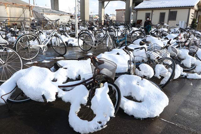 北三条駅駐輪場の自転車に残る雪