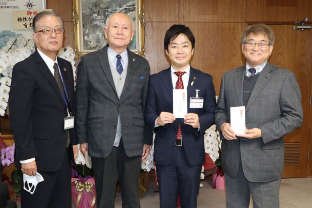 左から三条まちづくり会社の山本理事、長谷川代表理事、滝沢市長、水野三条市医師会長
