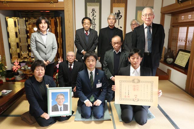 集まった親せきや支援者と記念写真