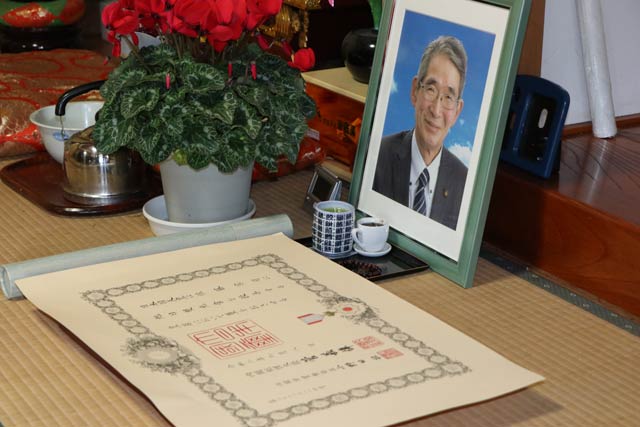 宗司さんの遺影の前に勲記