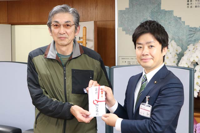 50万円を寄付した内山さん(左)と滝沢市長