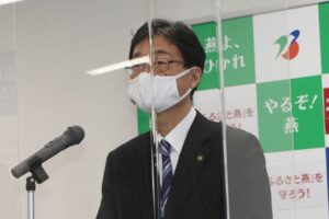 記者会見する鈴木燕市長