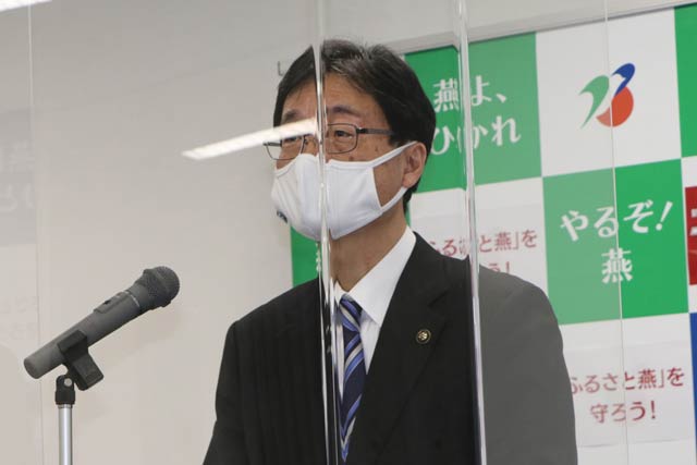 記者会見する鈴木燕市長