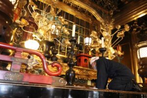 須弥壇をふく