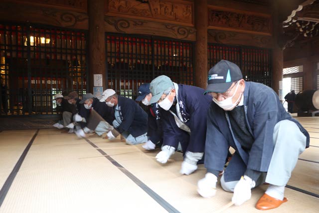 畳の目に詰まったごみをたたき出す