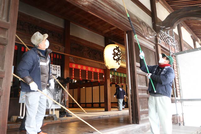 高い所のほこりも払う