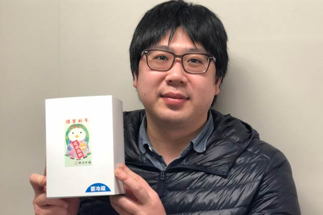 二年参りの戸隠神社で販売する「アマビエ開運シュークリーム」と来年から父に代わって代表に就く飴屋本舗の遠藤重樹さんと