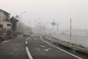 30日夕方の燕市内の中ノ口川左岸の道路