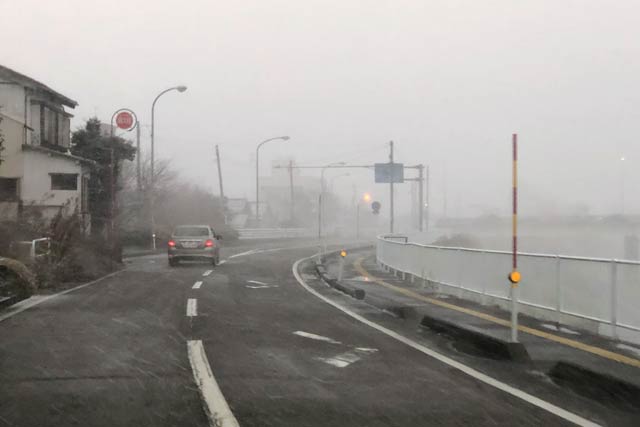 30日夕方の燕市内の中ノ口川左岸の道路