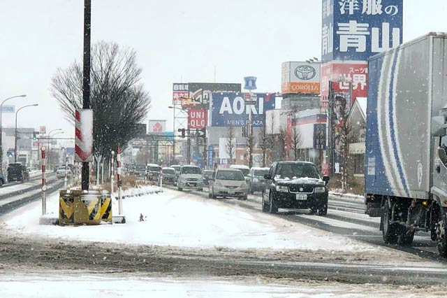 31日午前11時半ごろ国道8号「須頃(二)」交差点付近