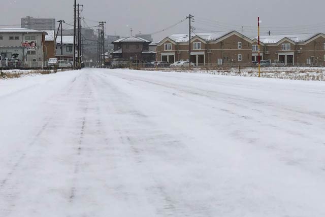 燕市井土巻2地内の圧雪になった道路
