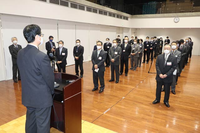 鈴木市長の年末の訓示を聞く職員