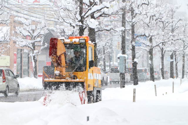 大雪のなか燕市井土巻で燕市の歩道除雪