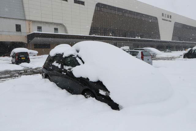 燕三条駅駐車場には除雪しなければ出られなくなった車も