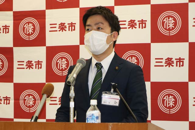 記者会見する滝沢市長