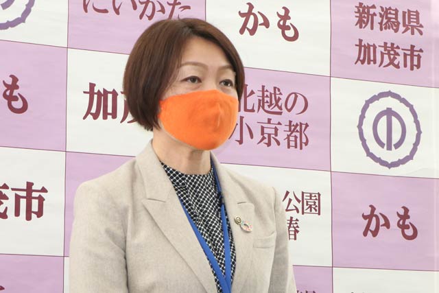 記者会見する藤田加茂市長