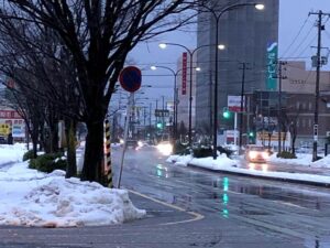 7日午前7時のJR燕三条駅付近