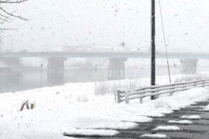 8日朝の降り続く激しい雪