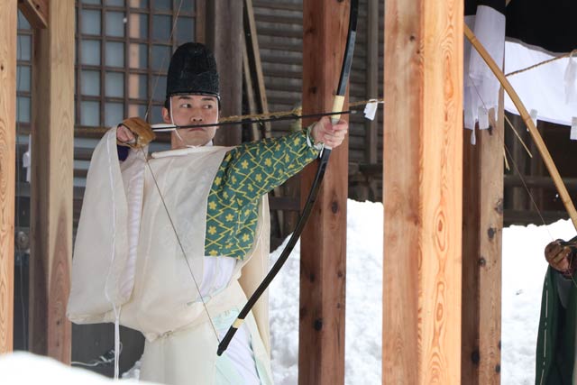 弥彦神社の弓始め神事で百射の儀