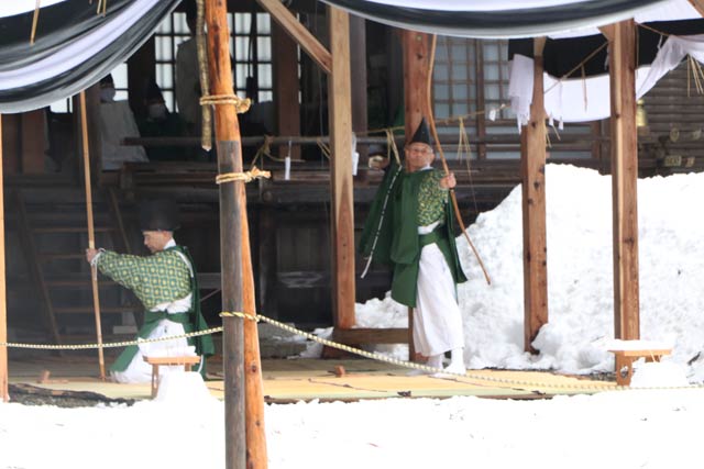 弥彦神社の弓始め神事で百射の儀