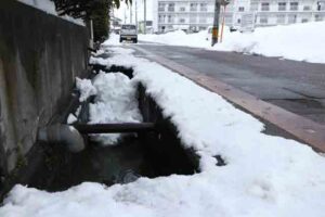男性が除雪中に転落して死亡した用水路
