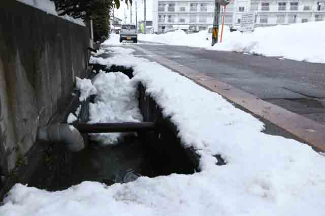 男性が除雪中に転落して死亡した用水路