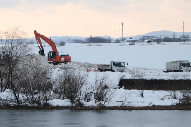 中ノ口川水門たもと道金河川敷の雪捨て場