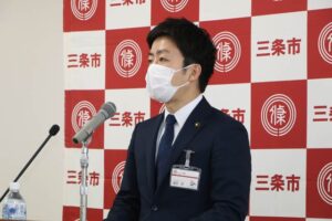 記者会見する滝沢市長