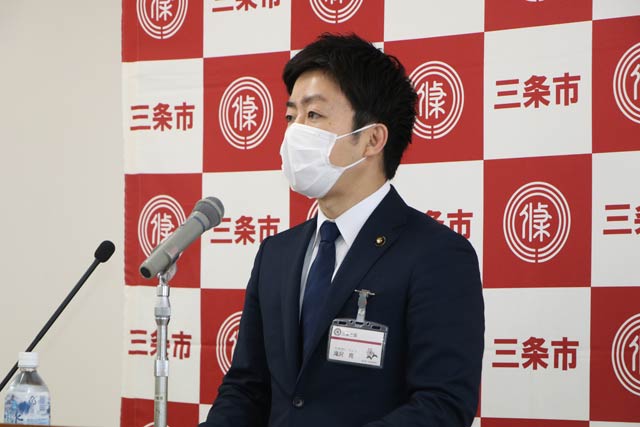 記者会見する滝沢市長
