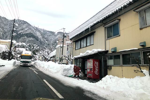 12日の外苑坂通りは車がすれ違うのが困難な状況