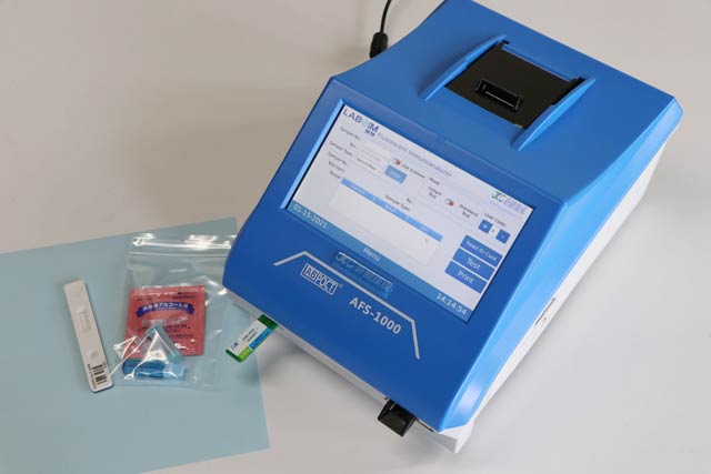 新型コロナウイルスの抗体検査機器と左が検査キット