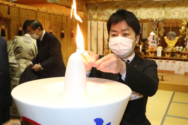 三条市長のろうそくに点火する滝沢市長