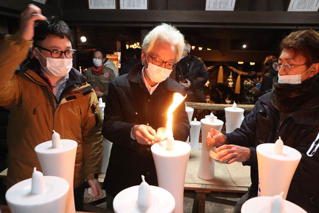 金山神社でも奉納者が点火