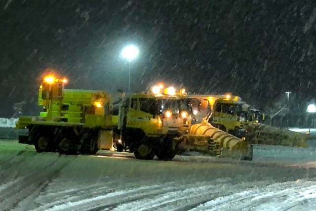 午後10時半ごろの北陸自動車同黒埼PAで出動を待つ除雪車